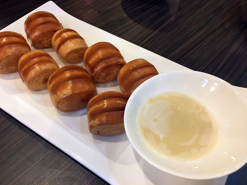Fried mantou with condensed milk